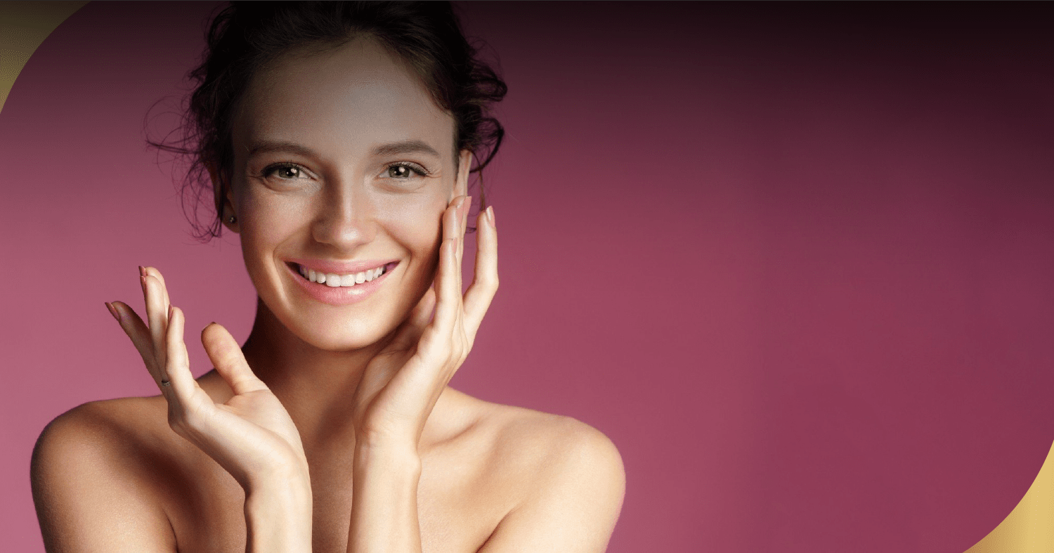 Mujer sonriente con piel hidratada